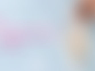 Eine Hand setzt den Kopf auf eine Holzfigur mit Herzsymbol, daneben der Text „Was Geschäftsreisende schätzen“. Im Hintergrund dezent das Logo der APARTMENTHELDEN GmbH.