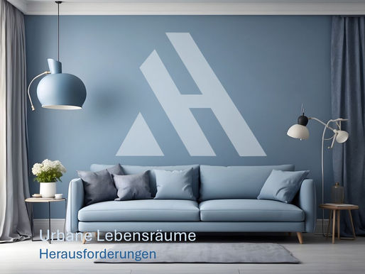 Modern eingerichtetes Wohnzimmer in Blautönen mit hellblauem Sofa, mehreren Kissen, zwei Stehlampen und einem Beistelltisch mit Blumen. An der Wand ist ein großes stilisiertes „APARTMENTHELDEN“-Logo zu sehen. Darunter steht der Text „Urbane Lebensräume – Herausforderungen