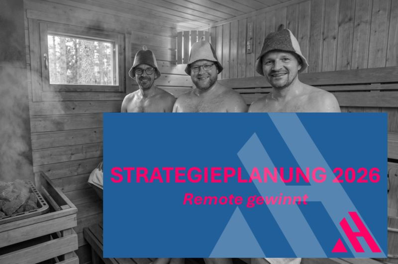 Drei APARTMENTHELDEN sitzen lachend in einer Sauna und brainstormen zur Strategieplanung 2026. Im Vordergrund steht der Schriftzug „STRATEGIEPLANUNG 2026 – Remote gewinnt“ im APARTMENTHELDEN-Design.