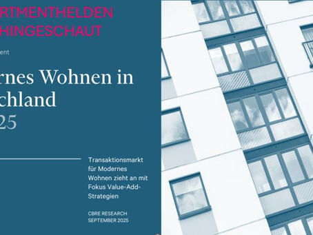 Fassadenansicht eines modernen Wohngebäudes mit Balkonen, Fensterfronten und hellen Außenwänden.