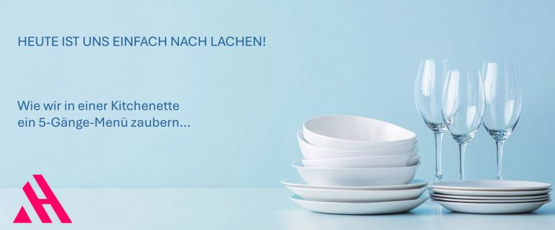 Minimalistisches Geschirr-Arrangement mit weißen Tellern, Schüsseln und Weingläsern auf hellblauem Hintergrund, Text über kreatives Kochen in kleinen Küchen mit dem Motto 'Heute ist uns einfach nach Lachen