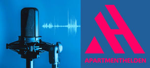 Das Bild ist zweigeteilt: Links ein professionelles Studio-Mikrofon vor blauem Hintergrund mit einer visualisierten Tonspur. Rechts das Logo der APARTMENTHELDEN (ein stilisiertes, pinkes „A“ bzw. „H“) auf blauem Grund.