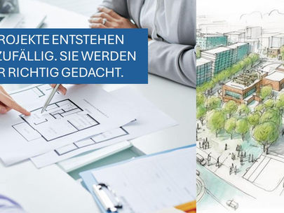 Zweigeteiltes Bild zur Immobilien-Projektentwicklung. Links: Nahaufnahme eines Besprechungstisches, auf dem Hände mit einem Stift auf einen ausgedruckten Grundriss zeigen. Darüber liegt ein blaues Textbanner mit der Aufschrift „GUTE PROJEKTE ENTSTEHEN NICHT ZUFÄLLIG. SIE WERDEN VORHER RICHTIG GEDACHT.“. Rechts: Eine farbige Architekturskizze eines modernen, grünen Stadtquartiers mit Bäumen, Fußgängern und Gebäuden. Unten rechts befindet sich das pink-weiße Logo der APARTMENTHELDEN.