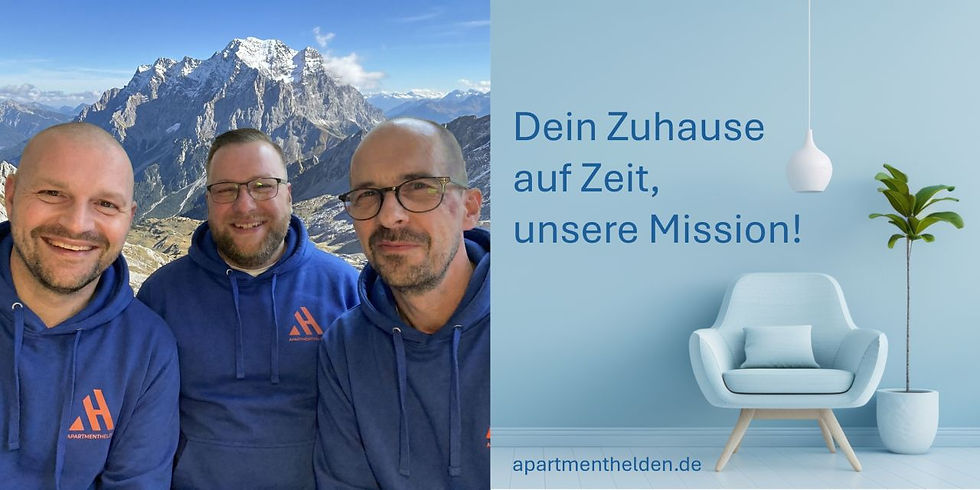 Drei Männer in blauen Hoodies mit Logo stehen lächelnd vor einer alpinen Berglandschaft. Rechts daneben ein helles, minimalistisches Wohnraum-Motiv mit Sessel, Pflanze und der Aufschrift ‚Dein Zuhause auf Zeit, unsere Mission!‘ sowie der Website apartmenthelden.de.