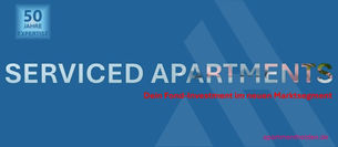 Ein Banner-Bild zum Thema Serviced Apartments als Fond-Investment. Auf einem blauen Hintergrund steht in großer, transparenter Schrift "SERVICED APARTMENTS", durch die man das Innere einer Wohnung erkennt. Darunter steht in roter Schrift: "Dein Fond-Investment im neuen Marktsegment". Oben links befindet sich ein Siegel mit der Aufschrift "50 JAHRE EXPERTISE" und unten rechts die URL "apartmenthelden.de".