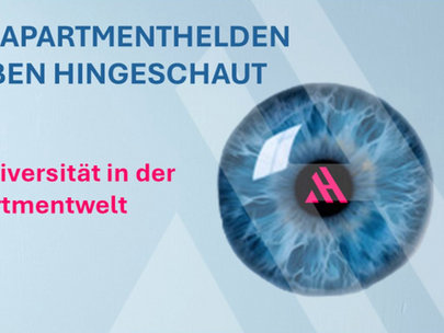 Grafik mit einem blauen Auge, in dessen Pupille das APARTMENTHELDEN-Logo erscheint. Text: „Die APARTMENTHELDEN haben hingeschaut – Biodiversität in der Apartmentwelt.“