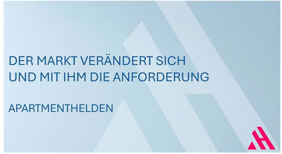 Hellblaue Präsentationsfolie mit Text Der Markt verändert sich und mit ihm die Anforderung, APARTMENTHELDEN, pinkes Logo.