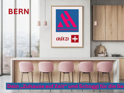 Eine moderne Apartment-Küche mit rosa Barhockern an einem Tresen und Blick auf die Skyline von Bern. An der Wand hängt ein Poster mit dem APARTMENTHELDEN-Logo und dem Schriftzug "GRÜEZI". Im Vordergrund steht der Slogan "Dein ‚Zuhause auf Zeit‘ und Schoggi für die Seele".