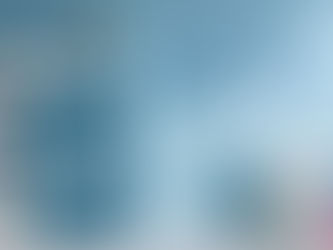 Buchtipp: Die 5 Dysfunktionen eines Teams von Patrick Lencioni“ – Buchcover vor modernem, blauem Hintergrund mit weißem Stuhl, Regal und pinkem APARTMENTHELDEN-Logo