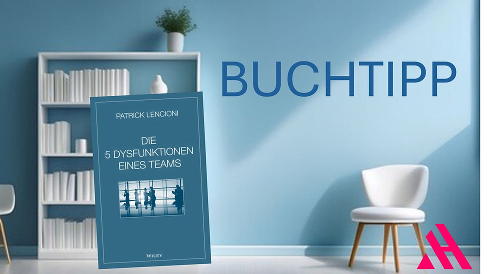 Buchtipp: Die 5 Dysfunktionen eines Teams von Patrick Lencioni“ – Buchcover vor modernem, blauem Hintergrund mit weißem Stuhl, Regal und pinkem APARTMENTHELDEN-Logo