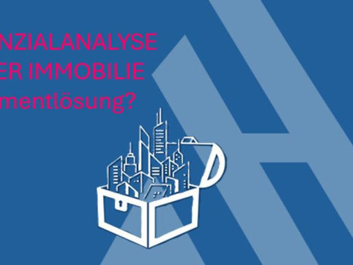 Illustration einer Schatzkiste, aus der eine moderne Skyline wächst, kombiniert mit dem Text „Potenzialanalyse deiner Immobilie – Apartmentlösung?“. Dunkelblauer Hintergrund mit großem APARTMENTHELDEN-Logo.