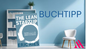 Modernes, minimalistisch eingerichtetes Wohnzimmer mit hellblauer Wand, weißem Bücherregal und weißem Stuhl. Links im Vordergrund das Buchcover von 'The Lean Startup' von Eric Ries. Rechts daneben der blaue Schriftzug 'BUCHTIPP' und unten rechts ein pinkes stilisiertes Logo.
