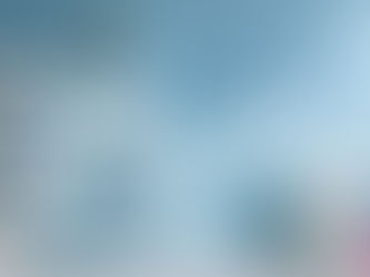 Modernes, minimalistisch eingerichtetes Wohnzimmer mit hellblauer Wand, weißem Bücherregal und weißem Stuhl. Links im Vordergrund das Buchcover von 'The Lean Startup' von Eric Ries. Rechts daneben der blaue Schriftzug 'BUCHTIPP' und unten rechts ein pinkes stilisiertes Logo.