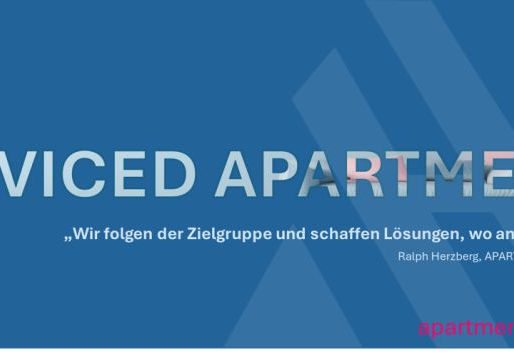Werbebanner der APARTMENTHELDEN GmbH. Auf blauem Hintergrund steht der Schriftzug "SERVICED APARTMENTS". Links oben befindet sich ein Logo mit dem Text "50 JAHRE EXPERTISE". Darunter steht das Zitat von Ralph Herzberg: „Wir folgen der Zielgruppe und schaffen Lösungen, wo andere aufgeben!".