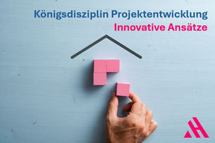 Symbolbild für innovative Ansätze in der Projektentwicklung – Hand platziert Bausteine zu einem Hausdach, unter dem Titel "Königsdisziplin Projektentwicklung – Innovative Ansätze