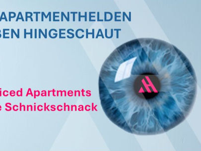Abstraktes Bild einer blauen Iris mit dem APARTMENTHELDEN-Logo als Pupille. Text: „Die APARTMENTHELDEN haben hingeschaut – Serviced Apartments ohne Schnickschnack“. Symbolisiert kritische Marktanalyse und Fokus auf Effizienz im Serviced-Apartment-Segment.