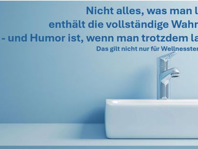 Modernes Badezimmerdesign mit weißem Waschbecken vor blauer Wand, deutsches Zitat über Humor und Wahrheit als Wanddekoration, minimalistisches Interior mit pinkem Unternehmenslogo, Wellness-Inspirationsmotiv