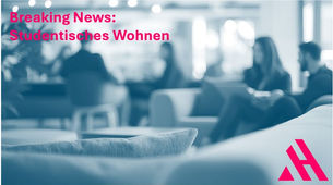 Menschen sitzen in einem modernen Lounge-Bereich; darüber der Text ‚Breaking News: Studentisches Wohnen‘ in pinker Schrift.