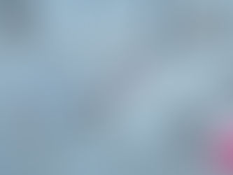 Vogelperspektive auf eine Menschenmenge auf grauem Boden, mittig die Logos von Villeroy & Boch und Ideal Standard, unten rechts ein pinkes ‚H‘-Logo der APARTMENTHELDEN.“