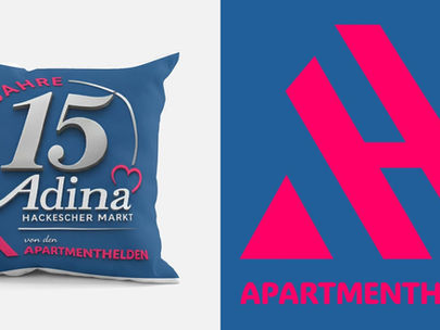 Zweigeteiltes Bild von Apartmenthelden: Links ein blaues Kissen mit der Aufschrift „15 Jahre Adina Hackescher Markt von den Apartmenthelden“ und einem kleinen Herz. Rechts das Firmenlogo, ein stilisiertes rosa „AH“ auf blauem Grund, darunter das Wort „APARTMENTHELDEN“.