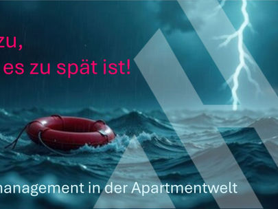 Roter Rettungsring schwimmt in aufgewühltem Ozean bei Gewitter mit Blitz, APARTMENTHELDEN Logo, Text "Greif zu, bevor es zu spät ist!" - Krisenmanagement in der Apartmentwelt