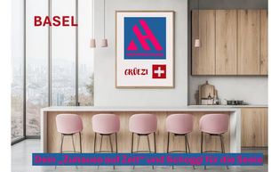 Ein modernes Apartment-Interieur in Basel mit einer Küchentheke, rosa Stühlen und Panoramablick auf die Stadt. An der Wand hängt ein gerahmtes Poster mit dem APARTMENTHELDEN-Logo, dem Wort "GRÜEZI" und einer Schweizer Flagge. Im Vordergrund steht der Slogan "Dein ‚Zuhause auf Zeit‘ und Schoggi für die Seele".