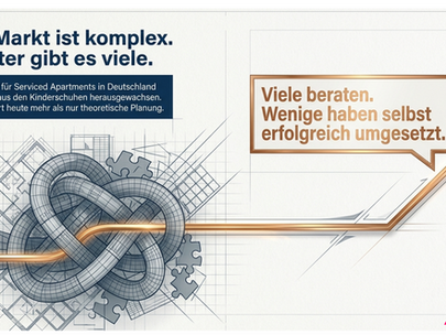Grafische Illustration zur Marktkomplexität im Serviced-Apartment-Sektor. Links befindet sich ein blauer Textkasten mit dem Titel „Der Markt ist komplex. Berater gibt es viele.“. Darunter zeigt die Grafik eine schematische Entwurfszeichnung eines Grundrisses mit Puzzleteilen und einem dicken, verknoteten Seil, das die Herausforderungen symbolisiert. Ein goldener Pfeil führt mitten durch den Knoten hindurch, bricht nach rechts aus dem Wirrwarr aus und steigt steil nach oben. Am Ende des Pfeils befindet sich eine goldene Sprechblase mit dem Text „Viele beraten. Wenige haben selbst erfolgreich umgesetzt.“. Unten rechts ist das pinke Markenlogo der APARTMENTHELDEN platziert.