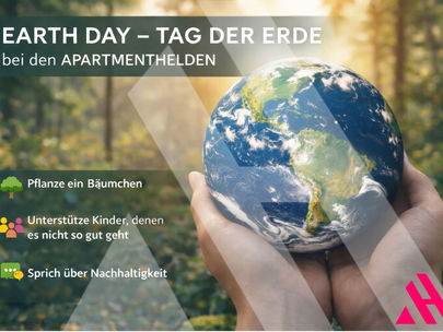 Motiv zum Earth Day bei den APARTMENTHELDEN: Hände halten eine Erdkugel vor einem unscharfen Waldhintergrund, ergänzt durch Text zu Nachhaltigkeit und Symbolen für Bäume pflanzen, Kinder unterstützen und Austausch fördern.