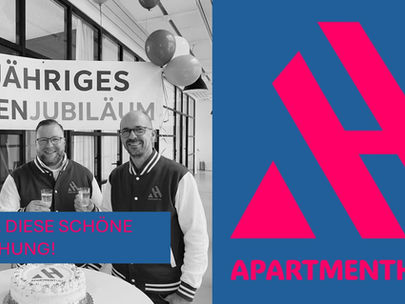 Die drei Geschäftsführer der APARTMENTHELDEN GmbH feiern lächelnd ihr 1-jähriges Firmenjubiläum mit Torte und Sekt vor einem Banner. Rechts im Bild das Firmenlogo in Pink auf blauem Grund.