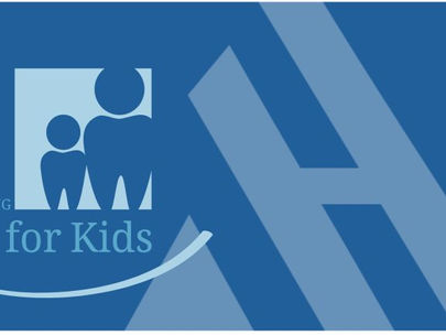 Blaues Grafik-Banner: Links das Logo der Stiftung „It’s for Kids“ mit zwei weißen, stilisierten Personensilhouetten. Im Hintergrund ein großes, halbtransparentes „AH“-Logo der APARTMENTHELDEN sowie ein hellblauer Smiley-Bogen. Unten rechts ein kleines, pinkes Dreiecks-Logo.