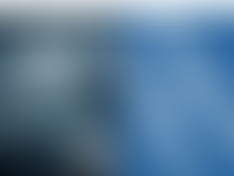 Das Bild ist zweigeteilt: Die linke Seite zeigt eine dramatische, computergenerierte Szene eines stürmischen dunklen Meeres unter einem Gewitterhimmel mit Blitzen. Große, metallische und teilweise zerbrochene Buchstaben, die den Namen „REVO“ bilden, ragen aus den peitschenden Wellen empor. Die rechte Seite besteht aus einer blauen Fläche mit hellblauen diagonalen Streifen und dem weißen Text „Reflexion zur Situation der REVO Hospitality Group“. Unten rechts ist das pinkfarbene Logo der APARTMENTHELDEN zu sehen.