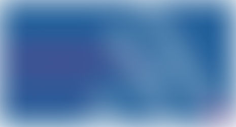 Blauer Hintergrund mit einem großen, hellblauen, stilisierten Logo aus den Buchstaben „A“ und „H“. Auf der linken Seite steht in pinker Schrift „HABE KEINE ANGST, POLARISIERENDE ZU SEIN“ und darunter „APARTMENTHELDEN“. Unten rechts befindet sich das Logo nochmals in kleiner, pinker Ausführung.