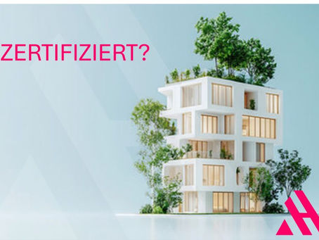 Ein modernes, weißes Gebäude mit viel Begrünung auf den Balkonen und dem Dach, das Nachhaltigkeit symbolisiert. Oben links steht die Frage "ZERTIFIZIERT?" in pinker Schrift. Unten rechts ist das Logo der APARTMENTHELDEN zu sehen.