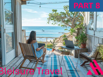 Frau arbeitet mit Laptop auf einer Terrasse mit Meerblick, symbolisiert Bleisure Travel – Kombination aus Arbeit und Freizeit in inspirierender Umgebung