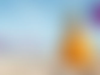 Eine geschnitzte Ananas mit Halloween-Gesicht am Strand, daneben das APARTMENTHELDEN-Logo – Symbol für Leichtigkeit, Kreativität und nachhaltiges Denken mit Spaß.