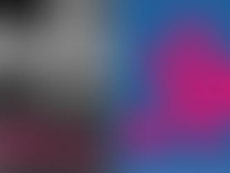 Linke Seite: Ein Schwarz-Weiß-Foto von drei lächelnden Männern (die APARTMENTHELDEN) in Hoodies in einer belebten Messehalle. Ein pinker Text-Overlay besagt: „TRIFF DIE APARTMENTHELDEN am 3. März auf der ITB“. Rechte Seite: Das großflächige, stilisierte Logo der APARTMENTHELDEN in leuchtendem Pink auf einem kräftigen blauen Hintergrund.