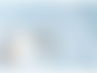 Illustrierte Darstellung einer kompakten Apartment-Küche mit weißem Kühlschrank, Wandregalen, Utensilien und einem Rollwagen auf hellblauem Hintergrund mit dezentem APARTMENTHELDEN-Logo.