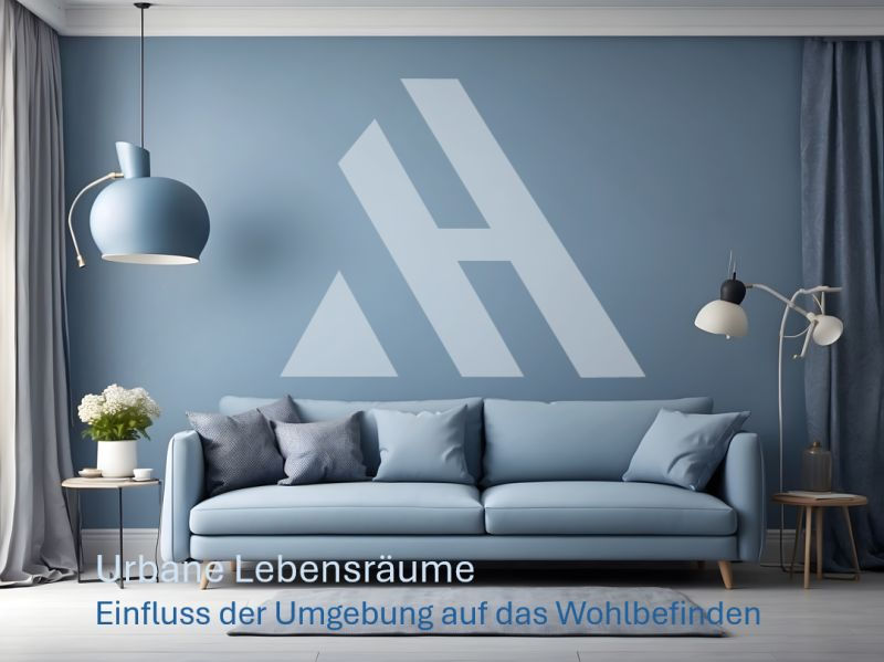 Modern eingerichtetes Wohnzimmer in Blautönen mit Sofa, Stehlampen und Beistelltisch; an der Wand ein großes stilisiertes „AH“-Logo. Text im Bild: „Urbane Lebensräume – Einfluss der Umgebung auf das Wohlbefinden