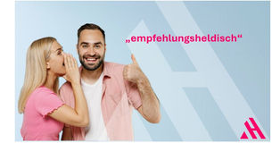 Ein Mann und eine Frau vor hellblauem Hintergrund mit dezentem APARTMENTHELDEN-Logo. Die Frau flüstert dem lächelnden Mann, der den Daumen nach oben zeigt, etwas ins Ohr. Daneben steht der Schriftzug „empfehlungsheldisch“.