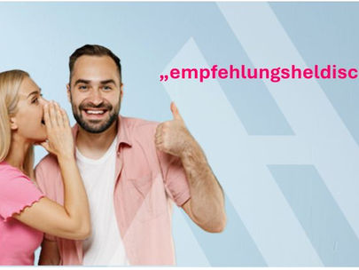 Ein Mann und eine Frau vor hellblauem Hintergrund mit dezentem APARTMENTHELDEN-Logo. Die Frau flüstert dem lächelnden Mann, der den Daumen nach oben zeigt, etwas ins Ohr. Daneben steht der Schriftzug „empfehlungsheldisch“.