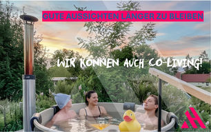 Mehrere Personen sitzen gemeinsam in einem Outdoor‑Whirlpool auf einer Terrasse mit Blick ins Grüne. Das Bild trägt die Aufschrift „Gute Aussichten länger zu bleiben – Wir können auch Co‑Living!“ und zeigt ein gemeinschaftliches Wohnkonzept der APARTMENTHELDEN.