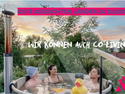 Mehrere Personen sitzen gemeinsam in einem Outdoor‑Whirlpool auf einer Terrasse mit Blick ins Grüne. Das Bild trägt die Aufschrift „Gute Aussichten länger zu bleiben – Wir können auch Co‑Living!“ und zeigt ein gemeinschaftliches Wohnkonzept der APARTMENTHELDEN.