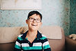 Retrato de un niño con gafas