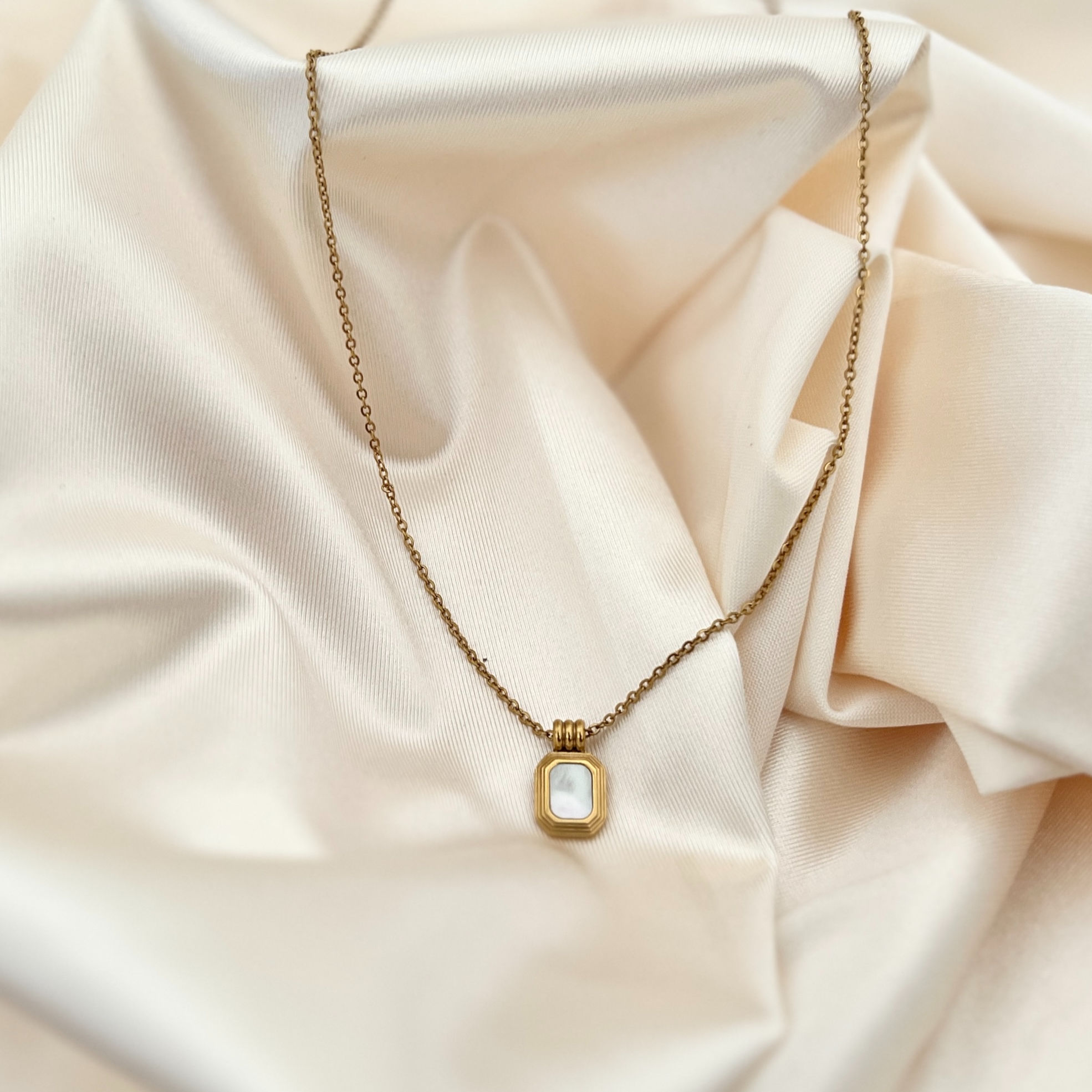 שרשרת עם אבן חן לבנה