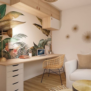Un espace de travail décoré dans un style jungle et bohème avec des matières naturelles, des couleurs claires et un papier peint fleuri
