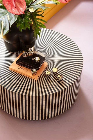 Une table basse ronde très originale carrelée des très petits carreaux noirs et blancs