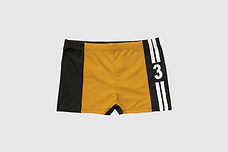 Naranja y pantalones cortos negros