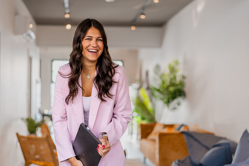 Rosalie Larocque, souriante, prête pour une rencontre client