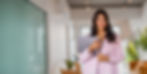 Rosalie Larocque tenant un ordinateur portable dans ses mains