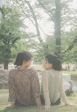 自然の中で微笑み合うカップルの写真